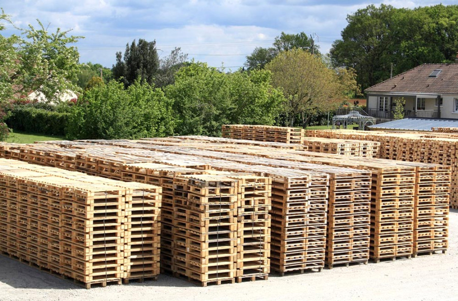 Pile de palettes sur le site Technopal à Spay en Sarthe